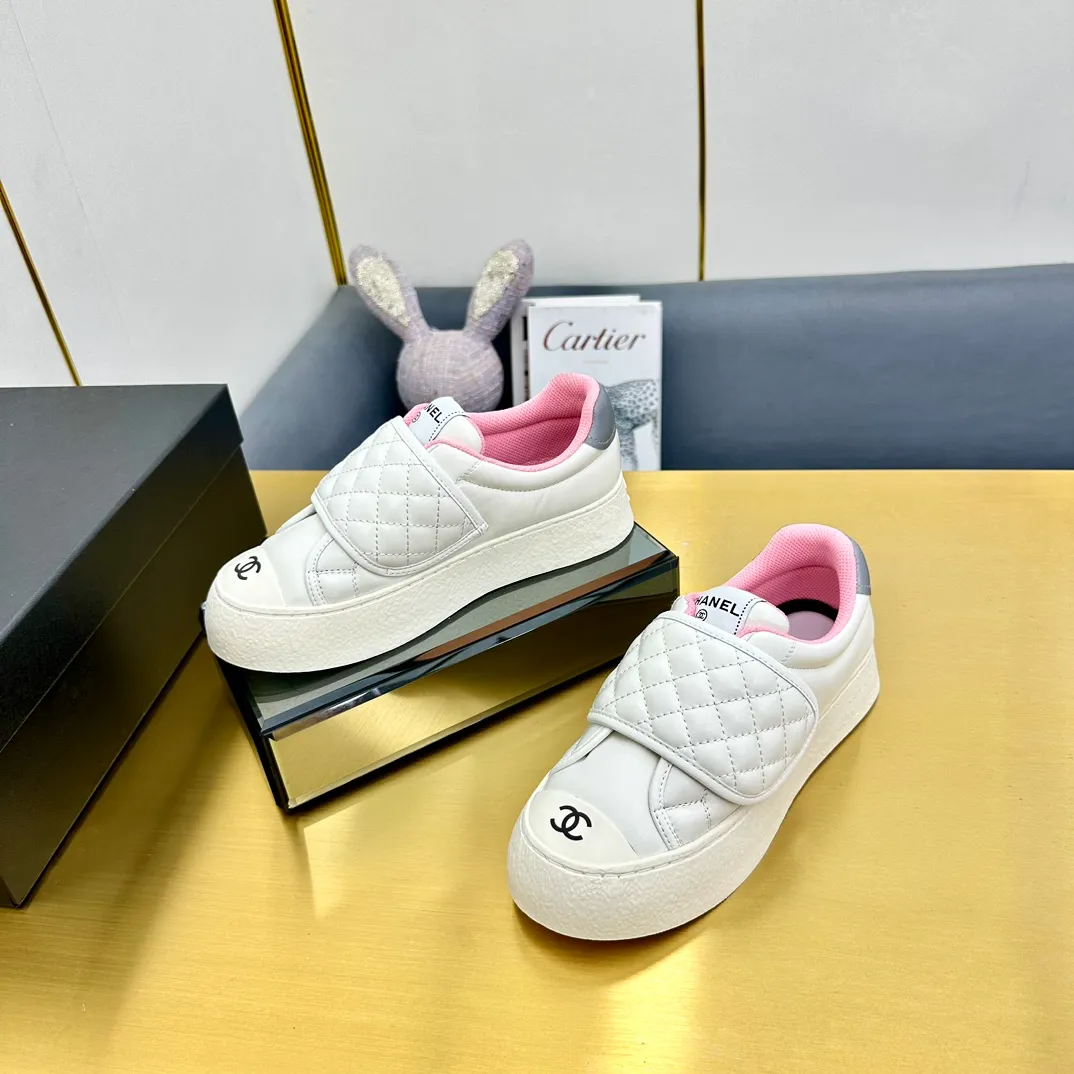 👟👟Ex-factory price 600👟👟 Chanel bread shoes ~ original calfskin panda shoes Chanel 25C latest hot style panda black and white sports shoes casual sneakers Xiaoxiang hot item classic black and white panda color coco girls must pay Fabric: original custom mixed sheepskin lining: original imported breathable mesh lining outsole: Original molded rubber + TPU combination Size: Women's 35-40